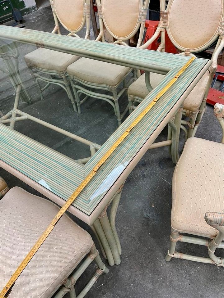 Großer Tisch mit 8 passenden Stühlen in Hilden