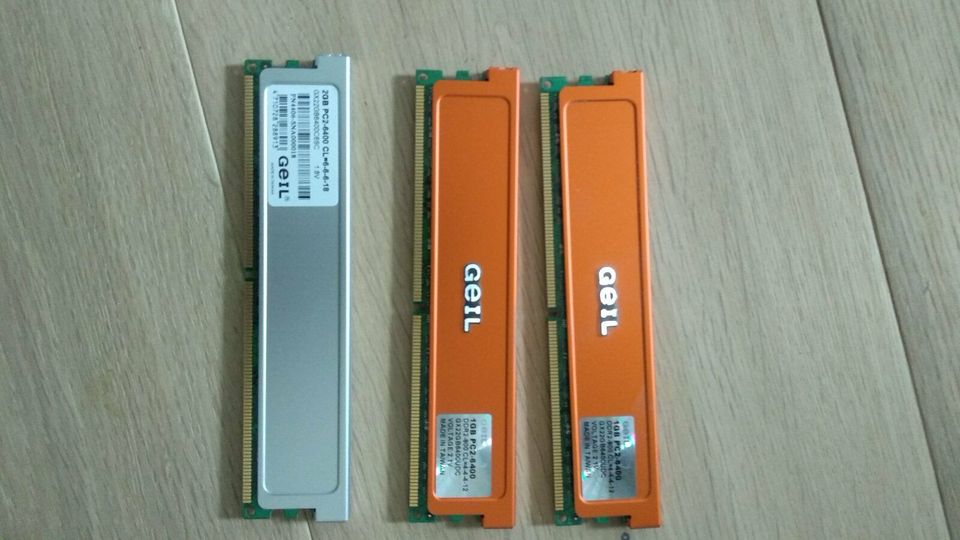 1 x 2GB PC2-6400 DDR2-800 RAM + 2 x 1 x 2GB PC2-6400 DDR2-800 RAM in Rosengarten