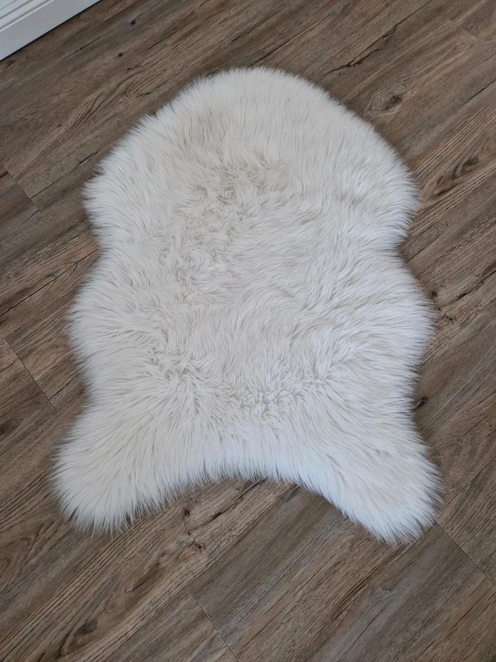 Teppich aus Kunstfell weiß in Hammah