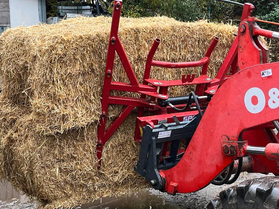 Ballengreifer, Rund und Quaderballen, Radlader, Traktor in Häg-Ehrsberg