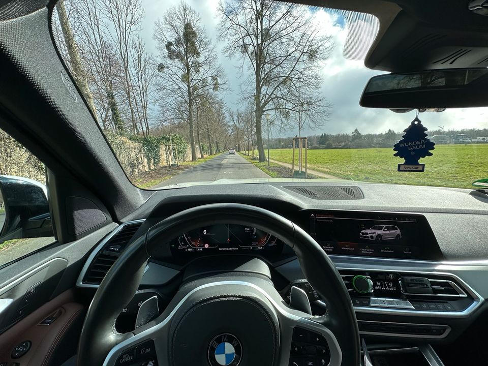 BMW X5 30d M Paket Alpinweiss LASER PANO HUD AHK RFK in Hanau