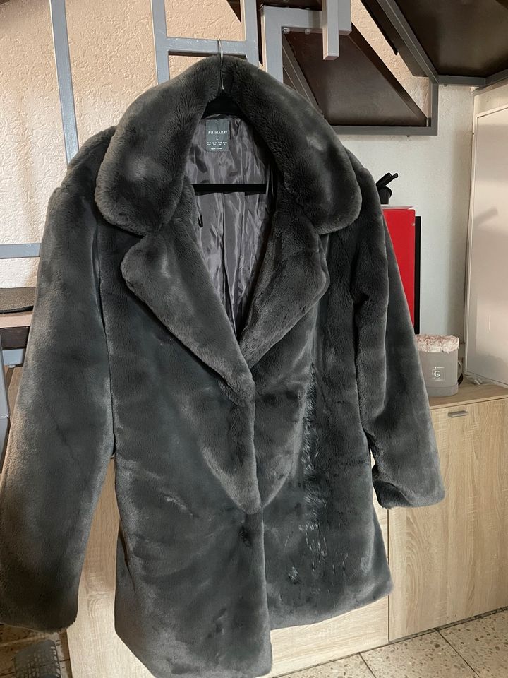 Faux Fur Mantel Grau L Primark in Essen