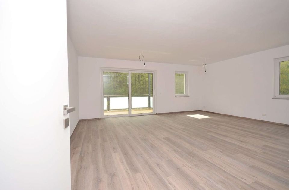 Traumhafte, moderne 3-Zimmer-Wohnung mit Fahrstuhl, großem Balkon + Blick ins Grüne - Erstbezug! in Osloß