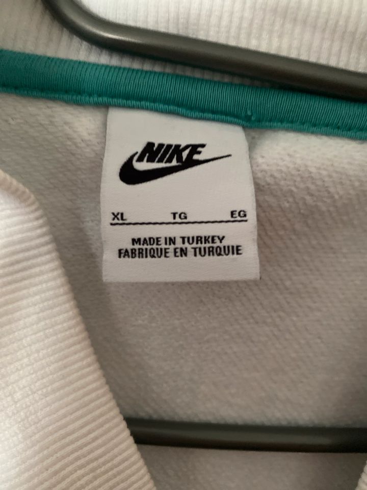 Nike bomber Jacket in Magdeburg