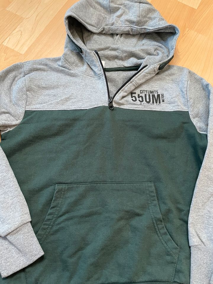 Schicker Hoodie Gr 146/152 in Magdeburg