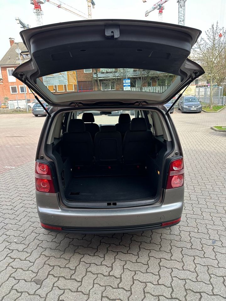 Volkswagen, Touran 2,0 TDI Highline Automatik, Xenon Navi TÜV ✅ in Hamburg