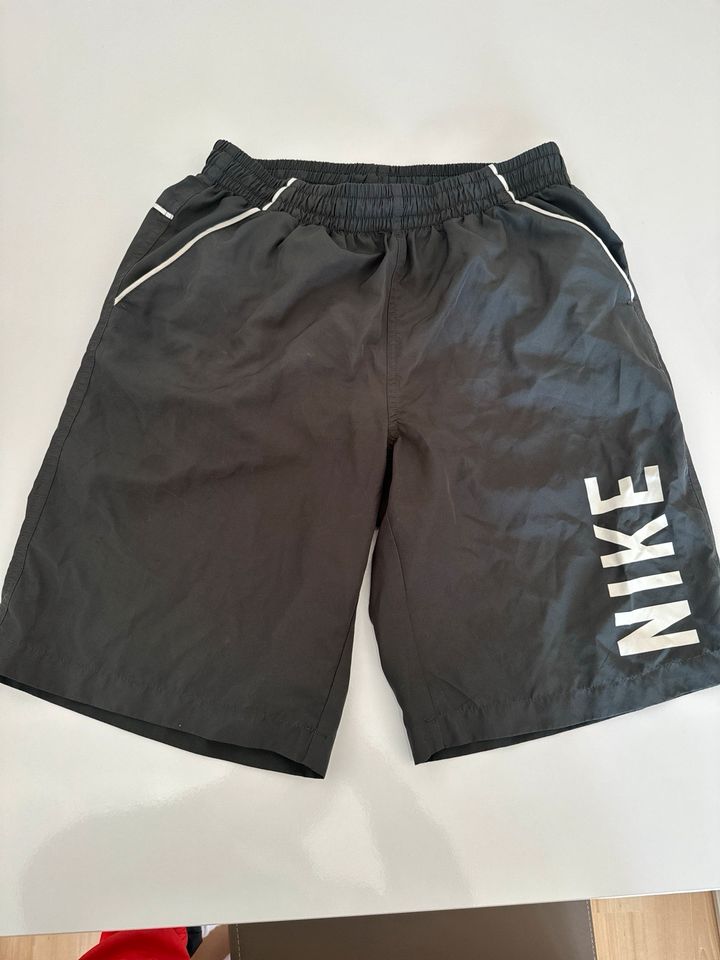 Nike kurze Hose Shorts M guter Zustand in Kulmbach