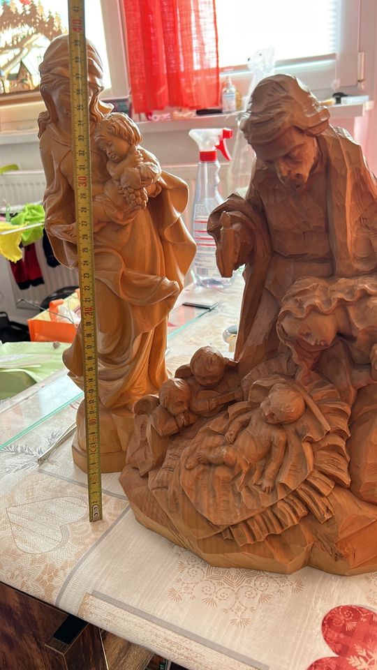 Geschnitzte Figuren Maria und Krippenszene in Erfurt