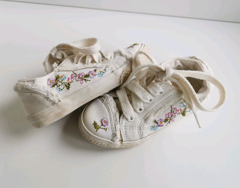 Sneaker/ Halbschuh m. Blumen-Stickerei Gr. 23 in Wall (bei Neuruppin)