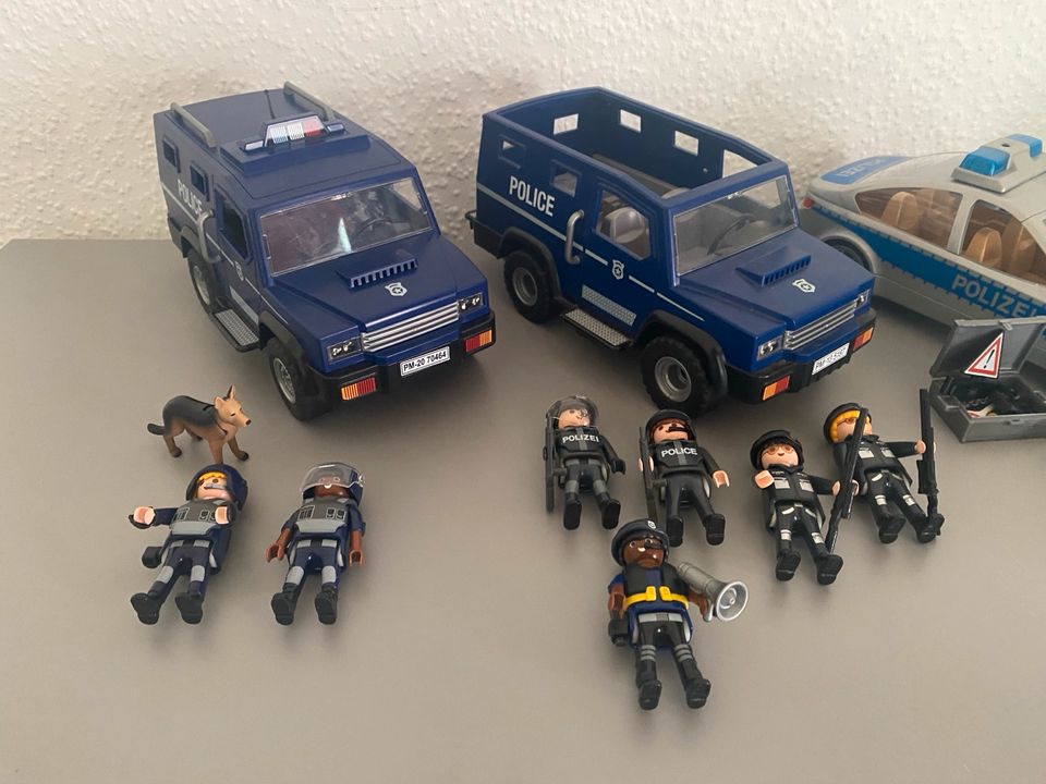 Playmobil Polizeiwache + 4 Einsatzwagen Konvolut in Meine
