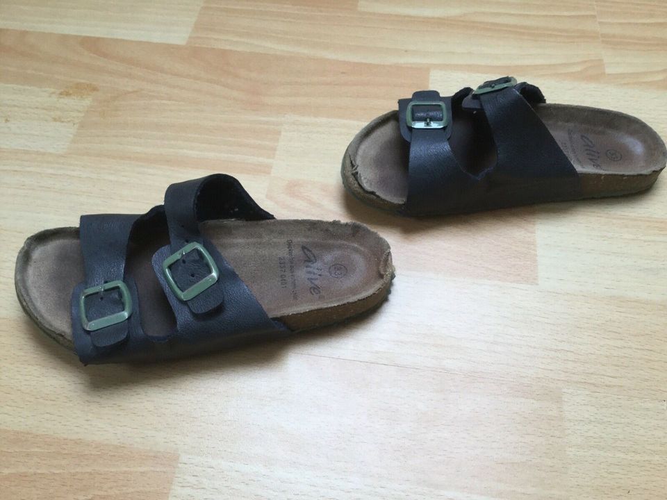 Hausschuhe Kinderschuhe Schuhe Pantoletten Mädchenschuhe Gr. 33 in Heiningen