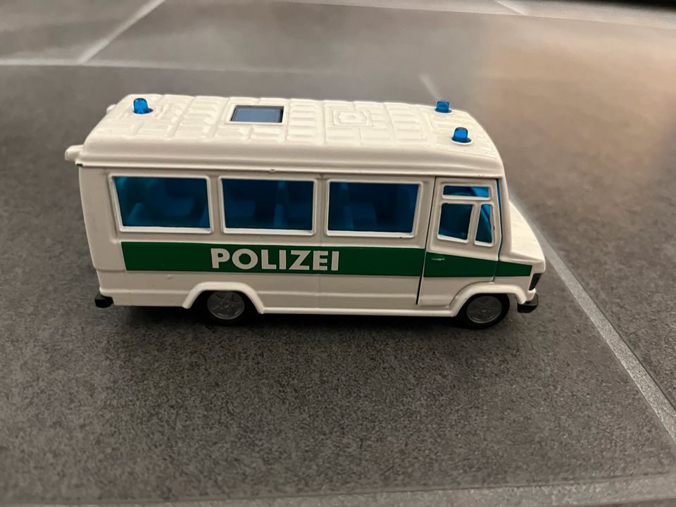 Siku Polizei & Ambulanz Fahrzeugmodelle 1226 & 1931 in Kassel