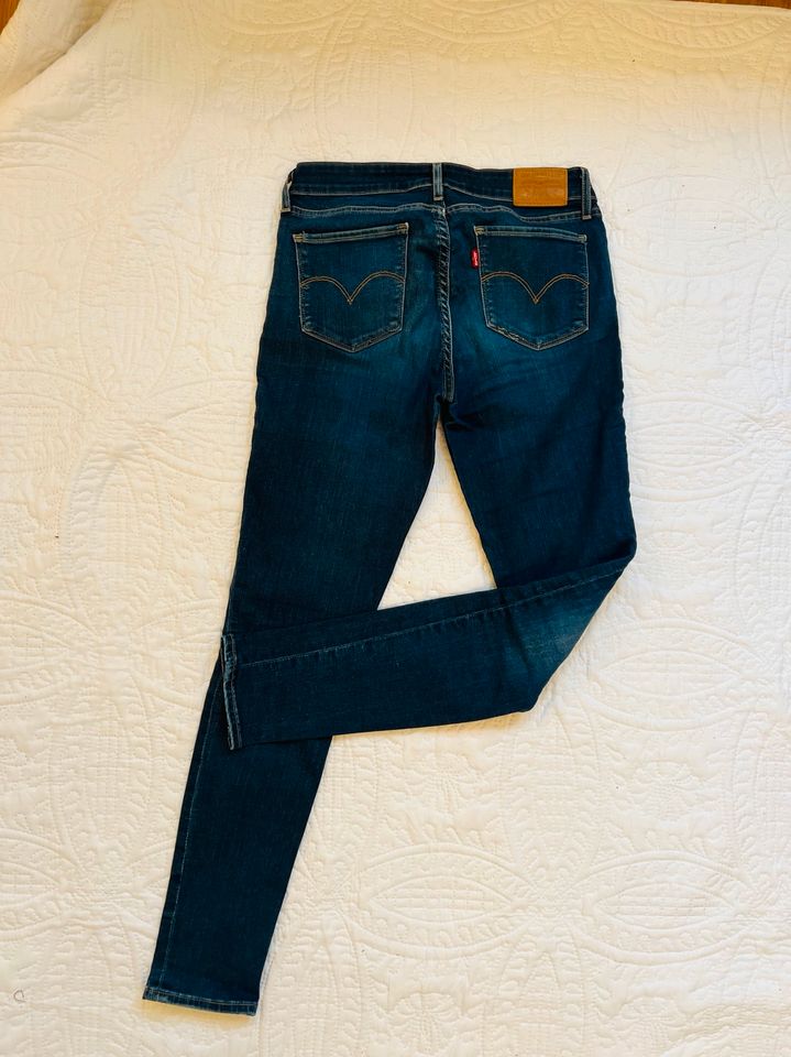 Levi’s Blue Jeans 711 Skinny 27/30 macht eine tolle Figur in Frankfurt am Main