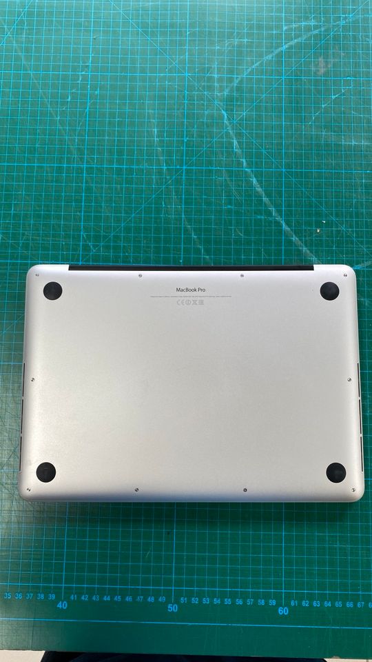 MacBook Pro 8gb Ram, 256Gb SSD, 2,4Ghz i5 mit Belkin Hülle in Eckental 