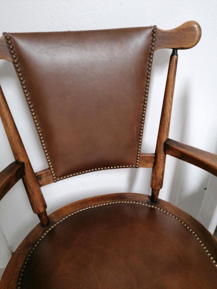 Ein Sehr schöner alter Stuhl Leder bezogen in Welschbillig