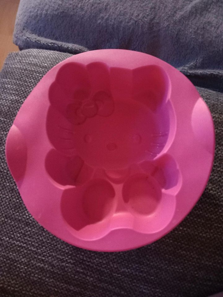 Tupperware Hello Kitty Backform in Oberhausen