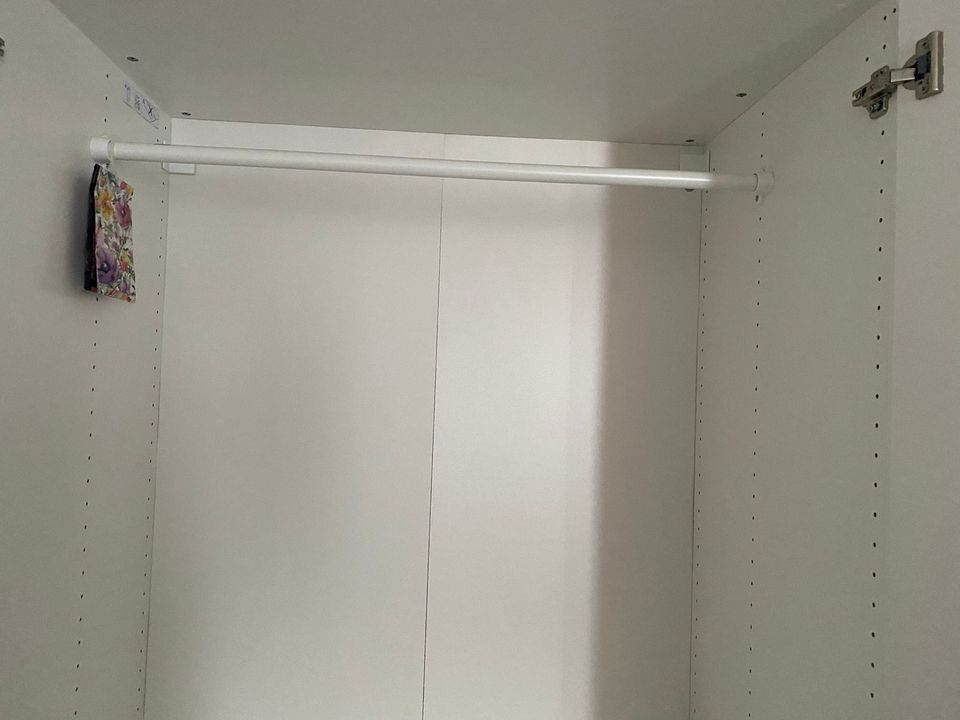 Neuwertiger Ikea PAX Kleiderschrank Weiß 100x58x201 in Köln