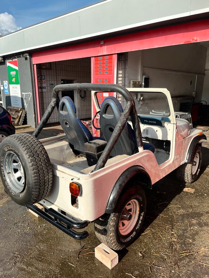 Jeep CJ5 Geländewagen in Barlt