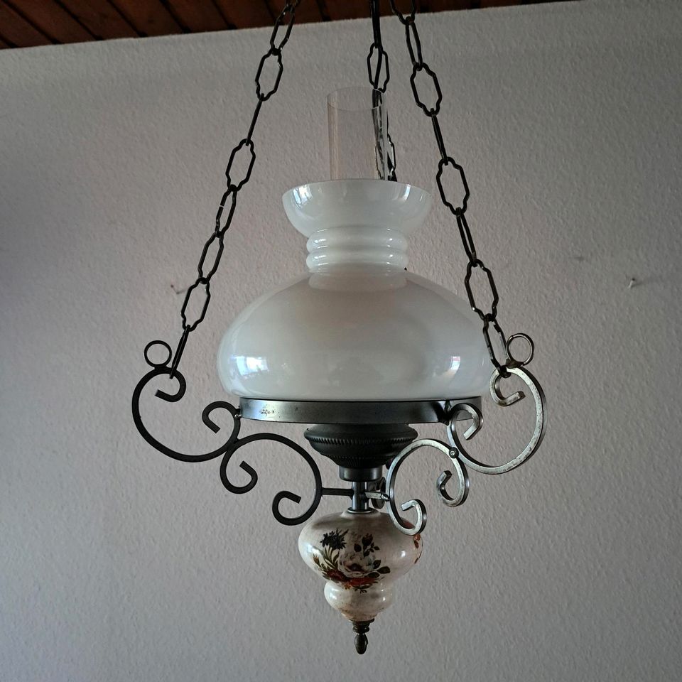 Alte Lampe mit Glaszylinder in Wüstenrot