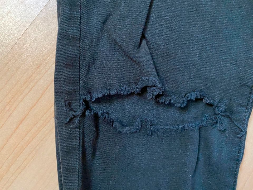 3 Jeans im Set, Gr. 34, schwarz und blau in Handewitt