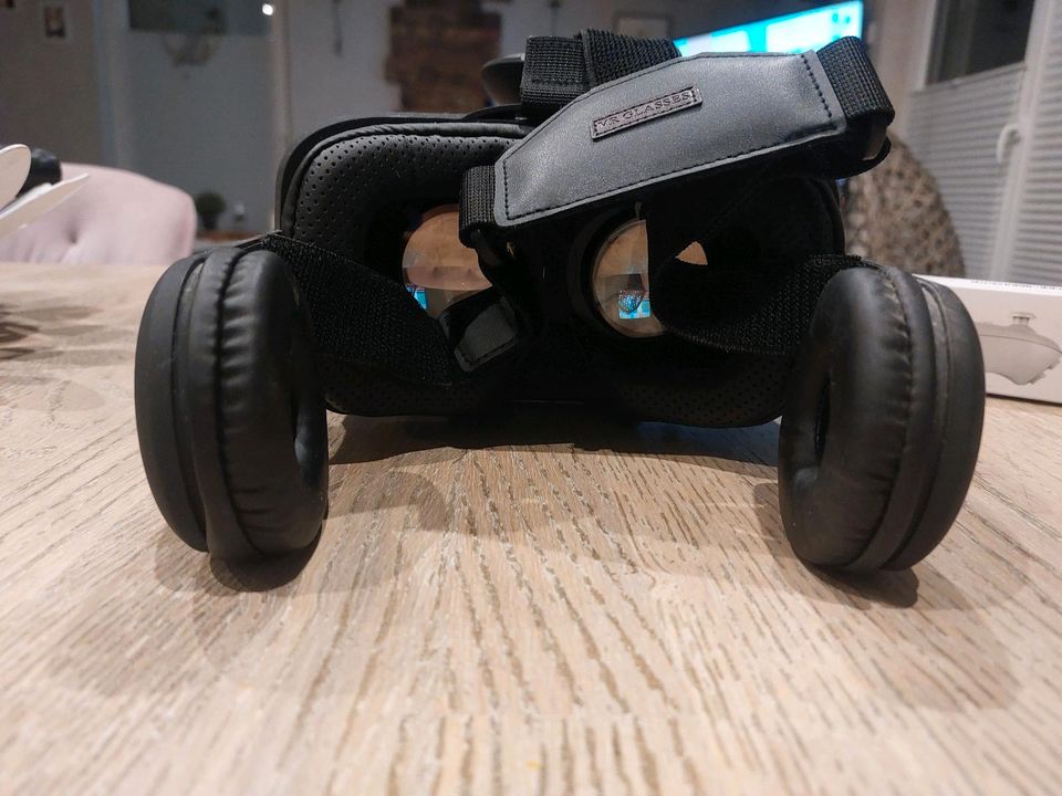VR BRILLE mit integrierten Kopfhörern in Saarwellingen