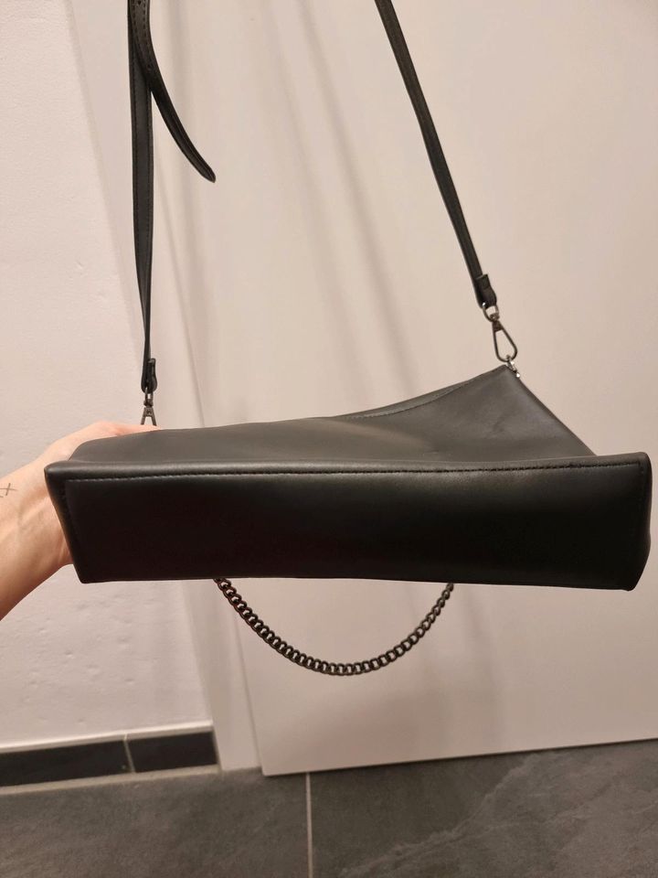 Handtasche schwarz Kette Magnetverschluss Umhängetasche in Weyhe