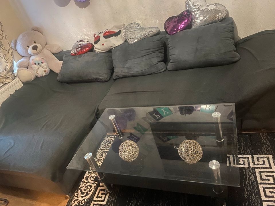 Sofa mit Tisch und Teppich,dazu drei Kissen in Neumünster