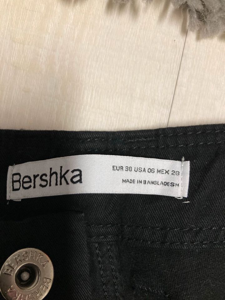 Bershka Cargo Hose Gr38 in Niederdorfelden