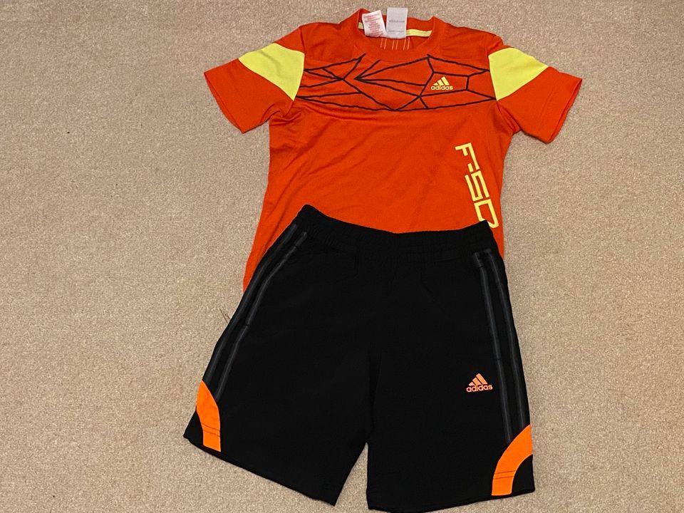 Adidas Kinder kurzes Training Outfit in Woltersdorf SA