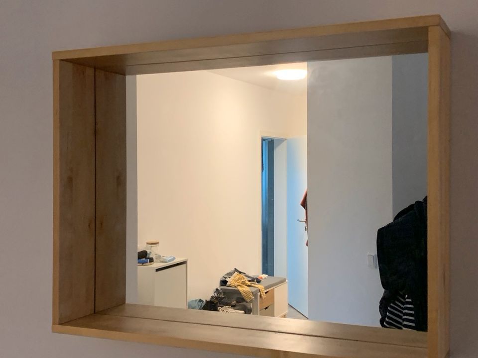 Spiegel mit Holzumrandung in Gyhum