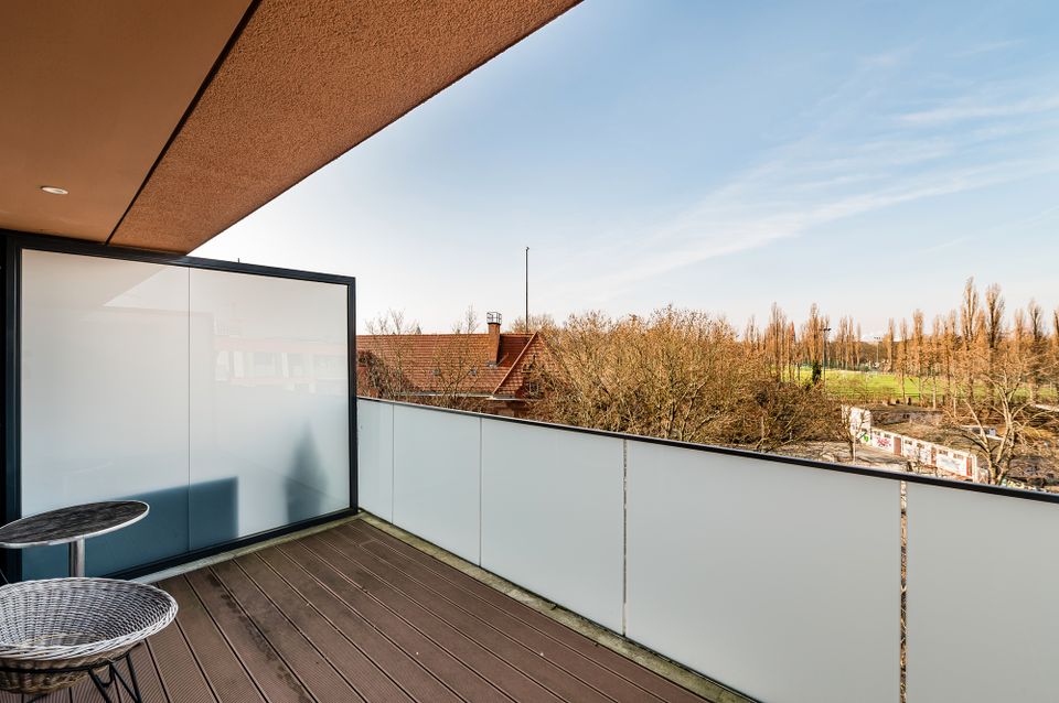 Lichtdurchfluteter Wohntraum mit Dachterrasse am Fritz-Schloß-Park in Berlin