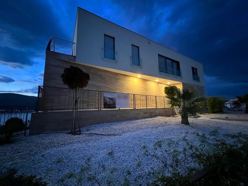 Kroatien, Insel Ciovo: Moderne Villa mit Swimmingpool mit Panorama-Meerblick - Immobilie H1926 in Rosenheim