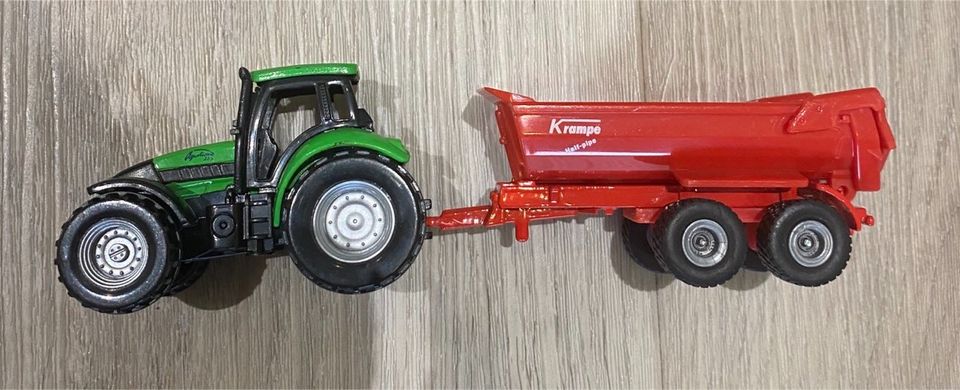 Siku Farmer Traktoren mit Anhänger 1:87 in Burgwedel