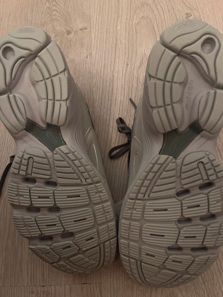 Adidas Astir Sneaker grau Gr. 40 in Neuwied