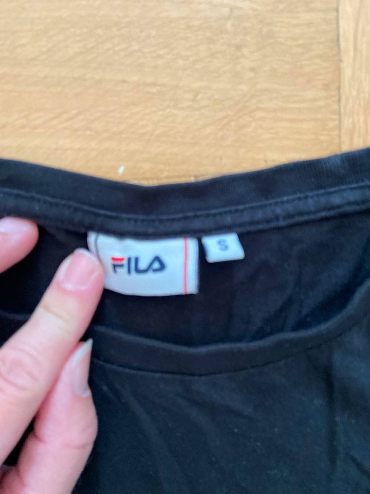 Fila T Shirt 7€ schwarz Gr S in Nördlingen