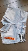 Kurze Jeans Damenhose neu mit Etikett Primark Fransen 36 hellblau Hessen - Gelnhausen Vorschau