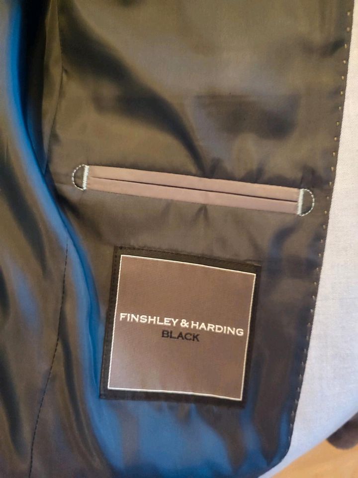 Herren Anzug finshley-harding gr48 slim fit . in Paderborn