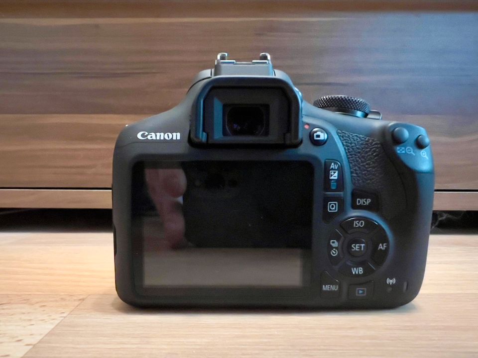 Canon EOS 2000D Spiegelreflexkamera in Halle