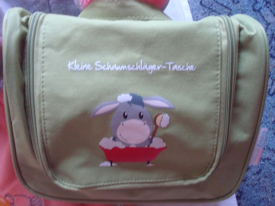 Wickeltasche Babydecke Greifring Rassel Erste Hilfe Buch in Rhauderfehn