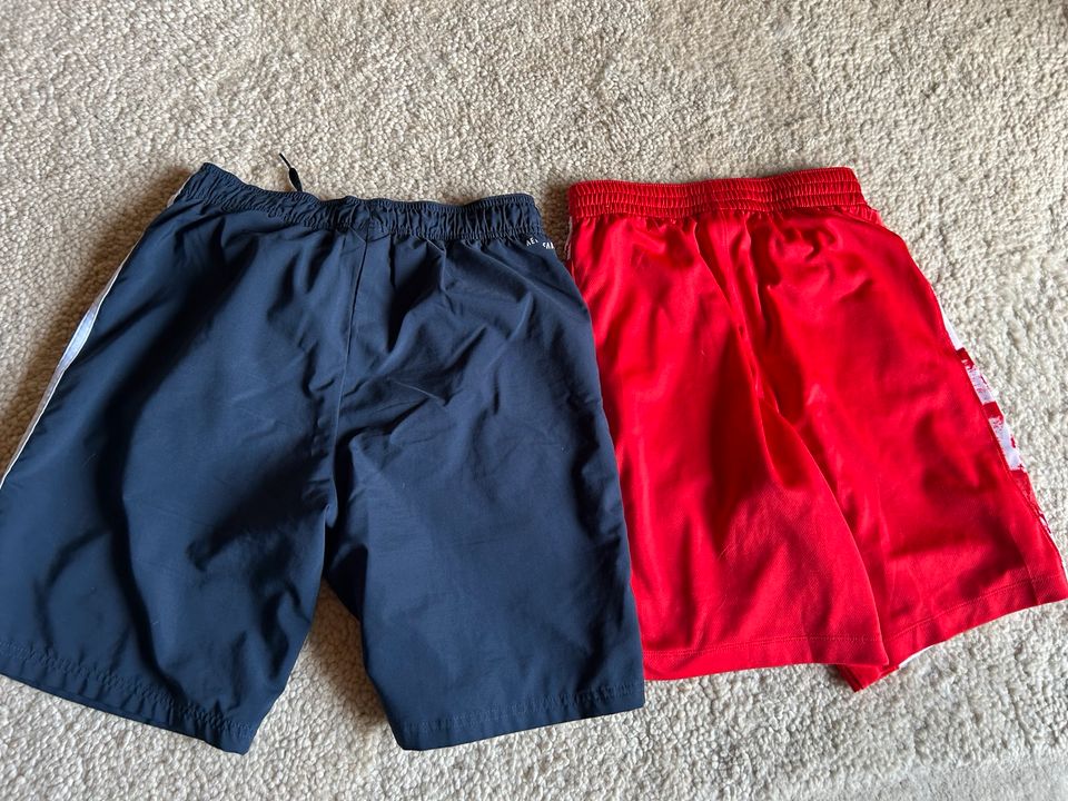 Adidas und Nike Shorts-Größe Youth Large in Otterberg