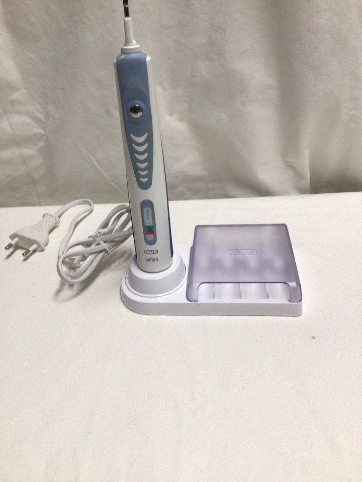Oral b elektrische Zahnbürste mit Ladestation und Aufbewahrungs B in Röthlein