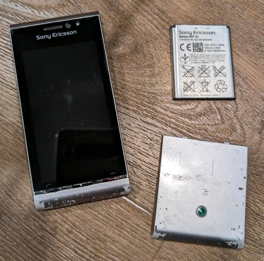 Sony Ericsson Satio U1I Silber 12,1 Megapixel in Langenberg