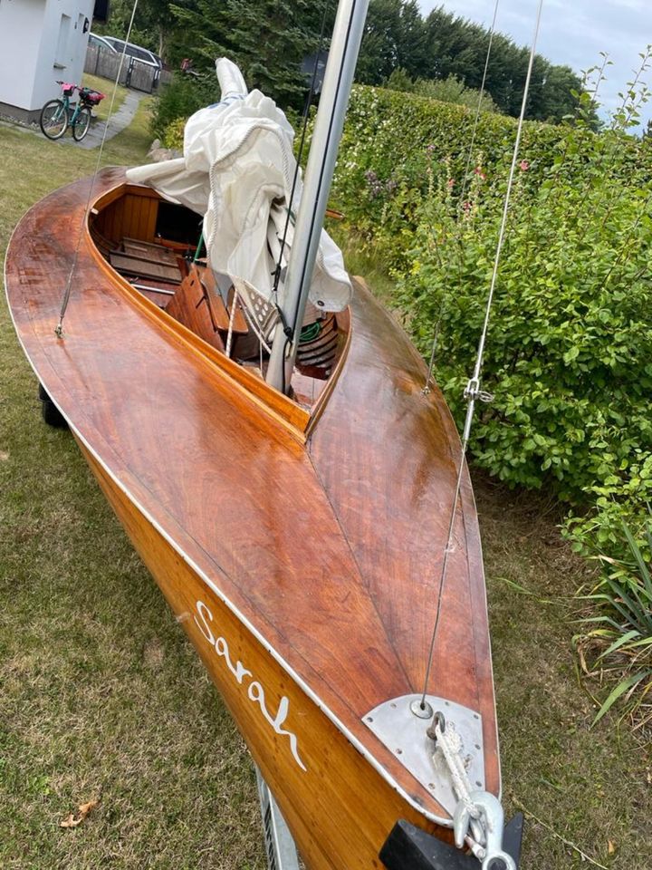 Segelboot mit Trailer und E-Motor - Olympiajolle Mahagonie in Gingst