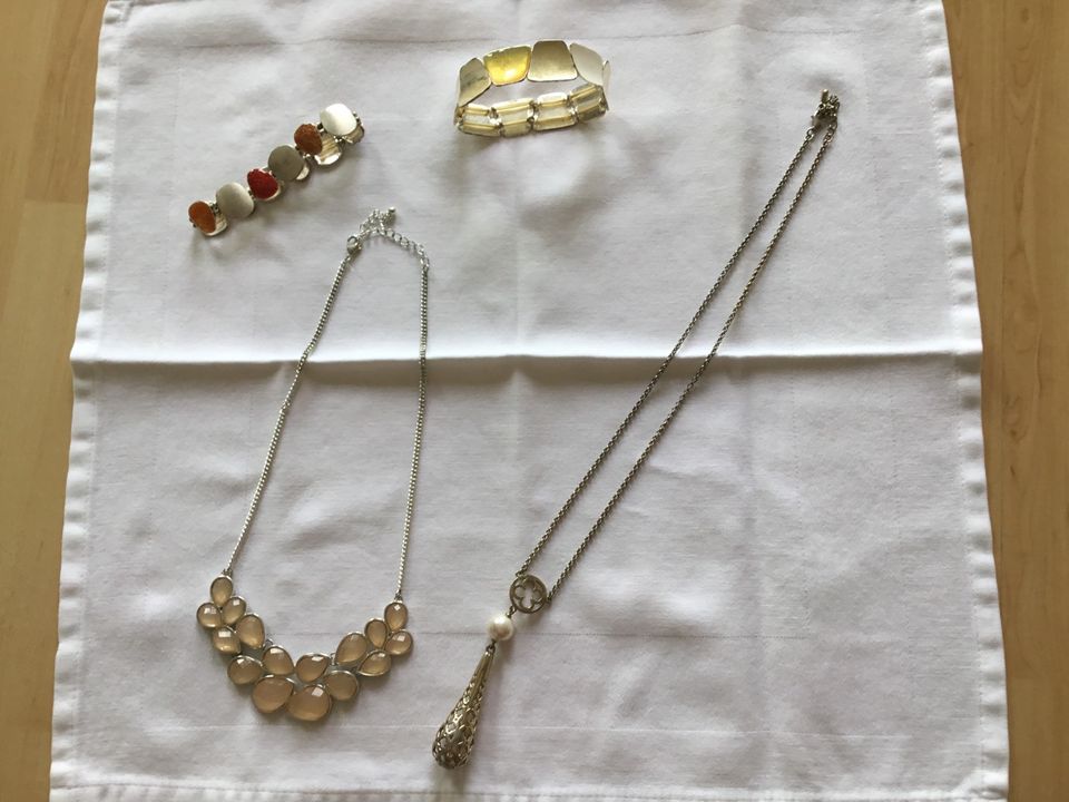 Modeschmuck zwei Ketten und zwei Armbänder top in Hessen - Eltville | eBay  Kleinanzeigen ist jetzt Kleinanzeigen