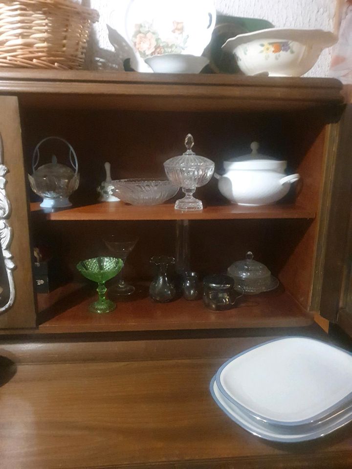 Buffet Schrank Nussbaum massiv 1930 in Altlußheim