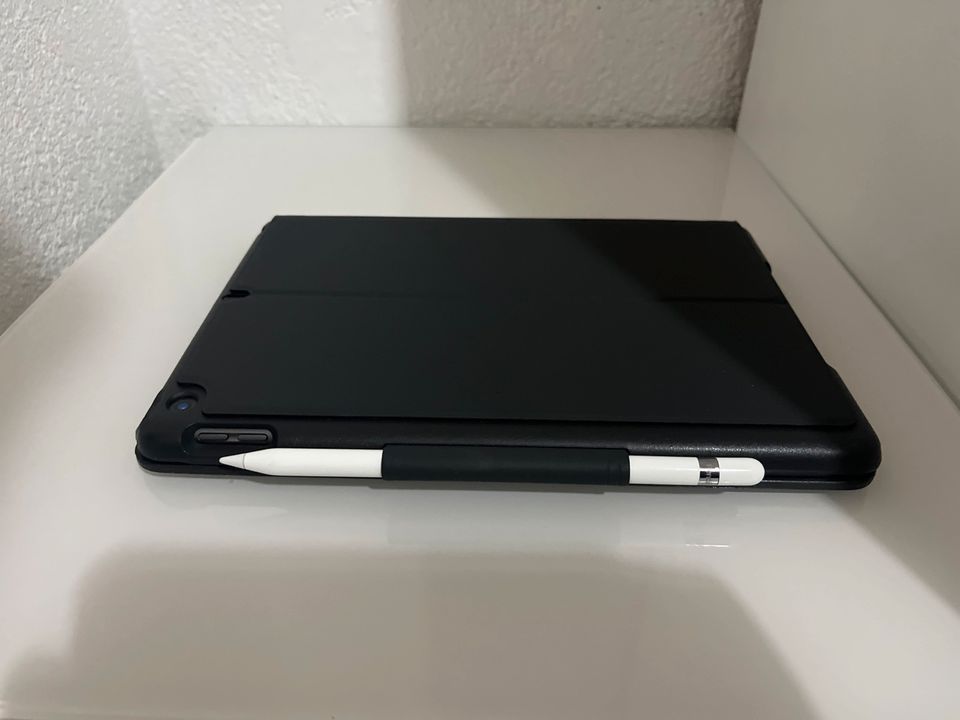 Apple IPad 7. Generation + Logitech Slim folio in Neuwied