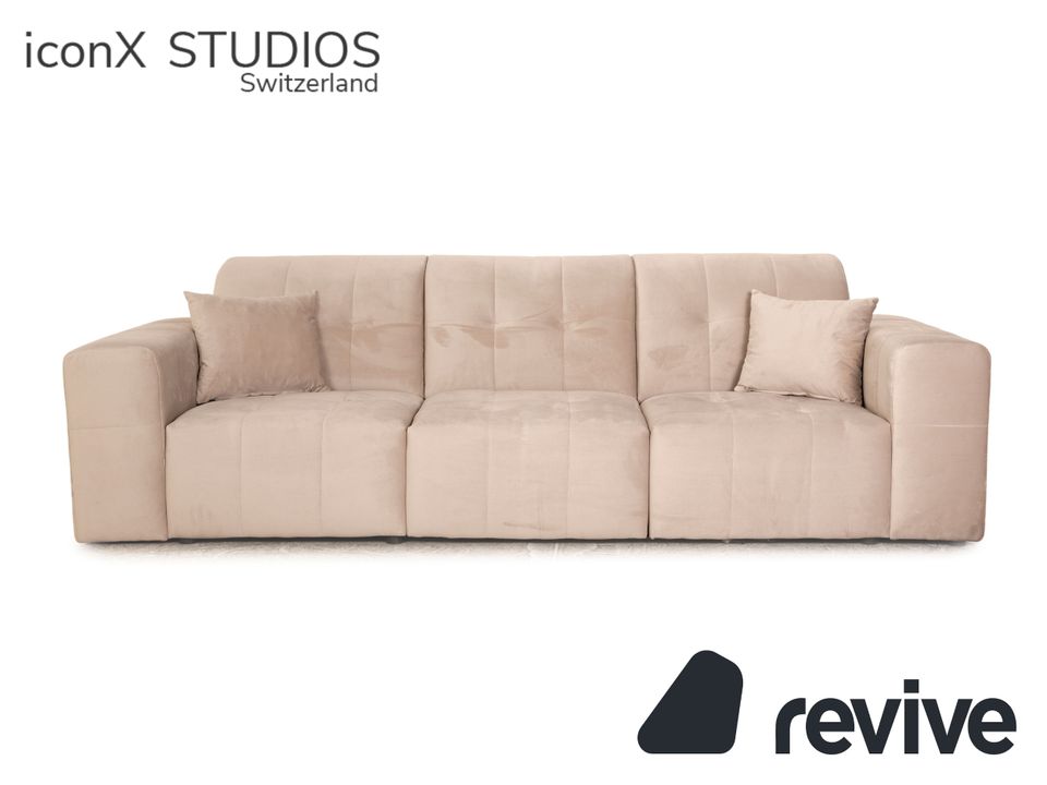 IconX STUDIOS Bloom Samt Stoff Viersitzer Beige Sofa Couch in Köln