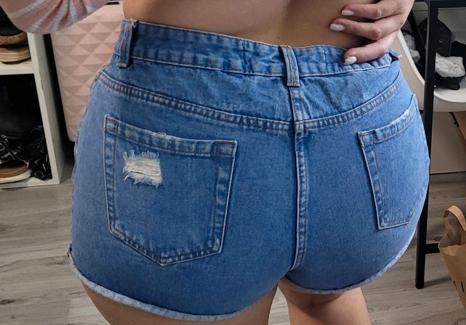 Kurze Jeans Shorts in Staßfurt