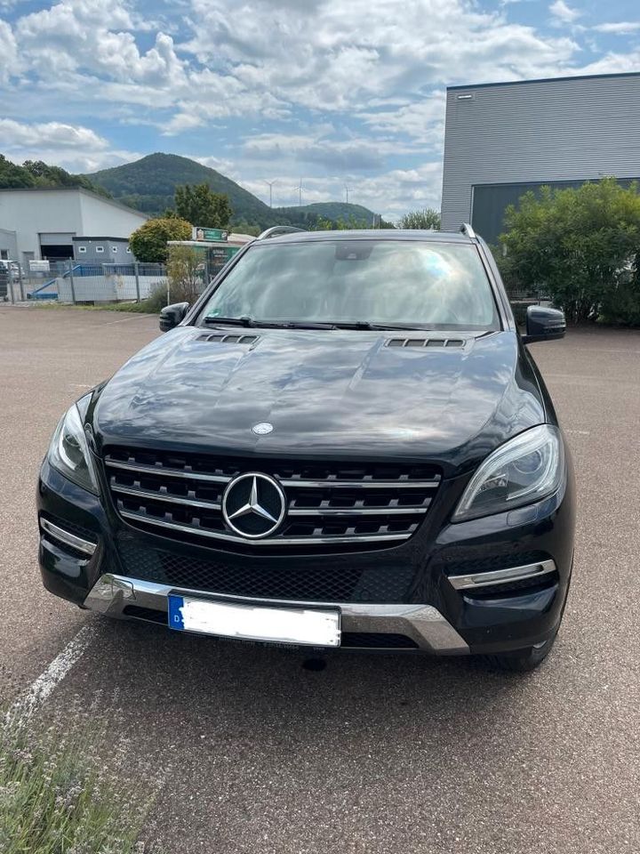 Mercedes-Benz sehr gepflegter ML350 mit grauem Vollleder in Schwäbisch Gmünd