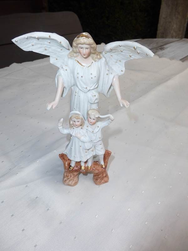 Figur Engel mit 2 kleinen Engeln / Schutzengel auf Sockel 15 cm in Grumbach